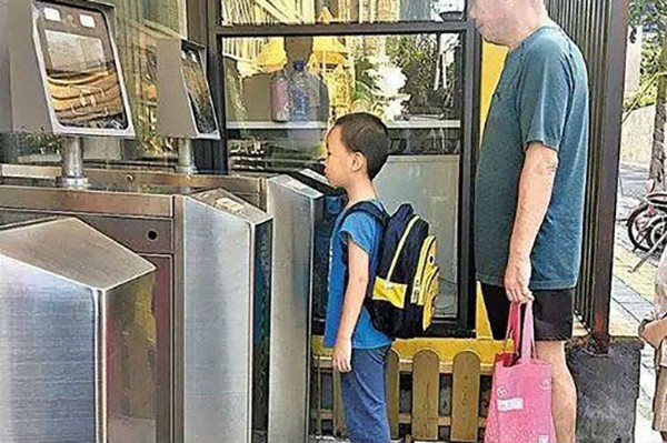 幼兒園人臉識別閘機